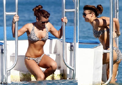 Vợ Gerrard quyến rũ trong bộ bikini hai mảnh - 1 Vợ Gerrard quyến rũ trong bộ bikini hai mảnh - 1