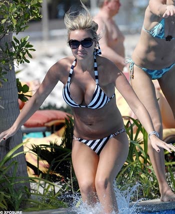 Vợ Gerrard quyến rũ trong bộ bikini hai mảnh - 4 Vợ Gerrard quyến rũ trong bộ bikini hai mảnh - 4