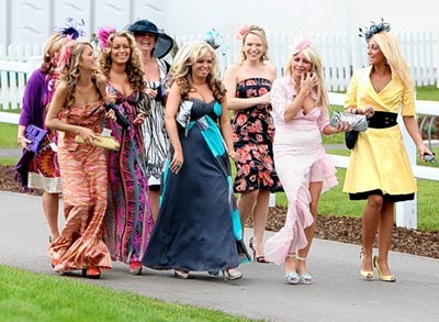 Vợ Gerrard xúng xính trong lễ hội Quý bà - 6