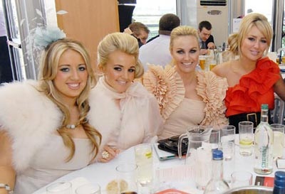 Vợ Gerrard xúng xính trong lễ hội Quý bà - 9