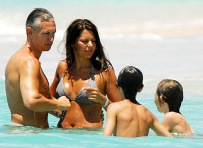 Cặp đôi Lineker- Bux chìm đắm với biển cả - 4