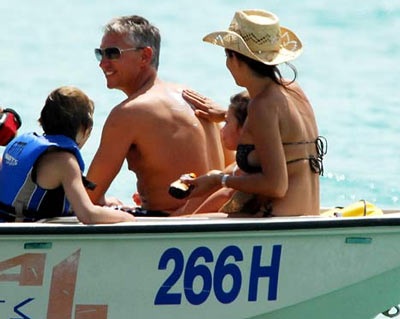 Cặp đôi Lineker- Bux chìm đắm với biển cả - 7