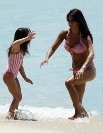 Cặp đôi Lineker- Bux chìm đắm với biển cả - 13