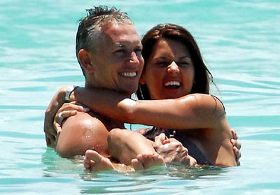 Cặp đôi Lineker- Bux chìm đắm với biển cả - 1