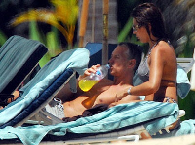 Cặp đôi Lineker- Bux chìm đắm với biển cả - 5