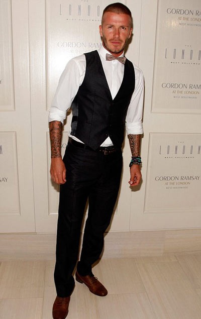 Siêu sao Beckham làm… bồi bàn - 1 Siêu sao Beckham làm… bồi bàn - 1