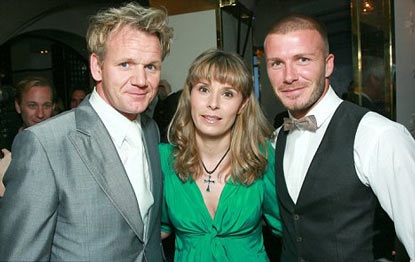 Siêu sao Beckham làm… bồi bàn - 2 Siêu sao Beckham làm… bồi bàn - 2