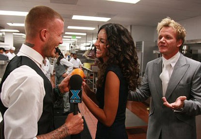 Siêu sao Beckham làm… bồi bàn - 3 Siêu sao Beckham làm… bồi bàn - 3