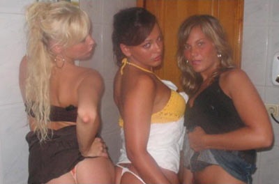 Bạn gái Ronaldo lại chụp ảnh khoe ngực - 2