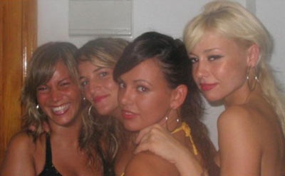 Bạn gái Ronaldo lại chụp ảnh khoe ngực - 1