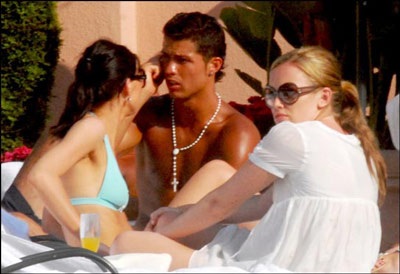 Bạn gái mới của Ronaldo lại lộ ngực trần - 5