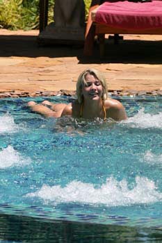 Chùm ảnh bạn gái Ronaldo vui vầy dòng nước mát - 12