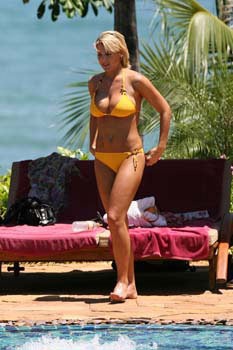 Chùm ảnh bạn gái Ronaldo vui vầy dòng nước mát - 7