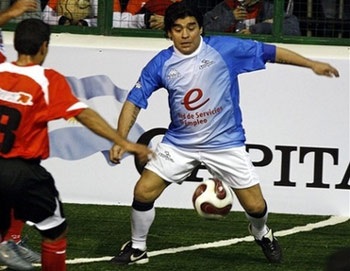 Maradona ghi bàn nhưng Argentina… vẫn thua! - 3