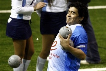 Maradona ghi bàn nhưng Argentina… vẫn thua! - 4