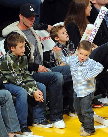 Quý tử nhà Beckham quậy tưng bừng tại sân bóng rổ - 1