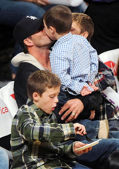 Quý tử nhà Beckham quậy tưng bừng tại sân bóng rổ - 11