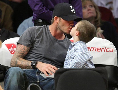 Quý tử nhà Beckham quậy tưng bừng tại sân bóng rổ - 9