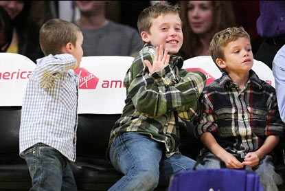 Quý tử nhà Beckham quậy tưng bừng tại sân bóng rổ - 6