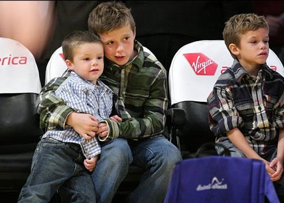 Quý tử nhà Beckham quậy tưng bừng tại sân bóng rổ - 7