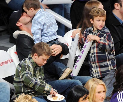 Quý tử nhà Beckham quậy tưng bừng tại sân bóng rổ - 10