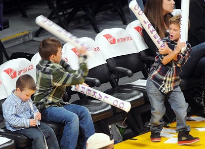 Quý tử nhà Beckham quậy tưng bừng tại sân bóng rổ - 8