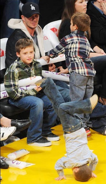 Quý tử nhà Beckham quậy tưng bừng tại sân bóng rổ - 5