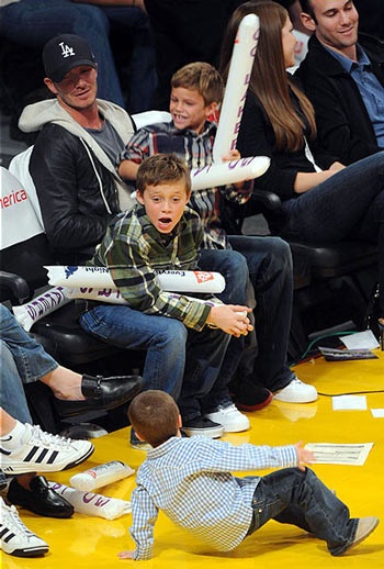 Quý tử nhà Beckham quậy tưng bừng tại sân bóng rổ - 4