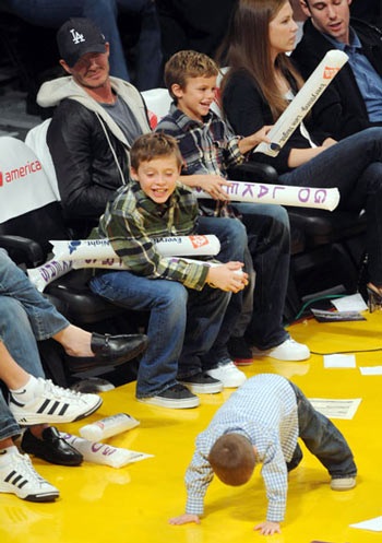 Quý tử nhà Beckham quậy tưng bừng tại sân bóng rổ - 3