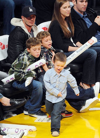 Quý tử nhà Beckham quậy tưng bừng tại sân bóng rổ - 2