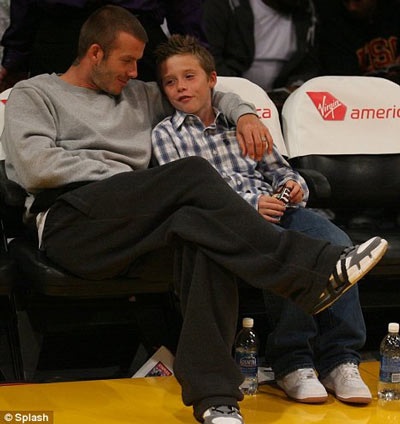 Beckham rủ con đi… ngắm hoạt náo viên - 1 Beckham rủ con đi… ngắm hoạt náo viên - 1