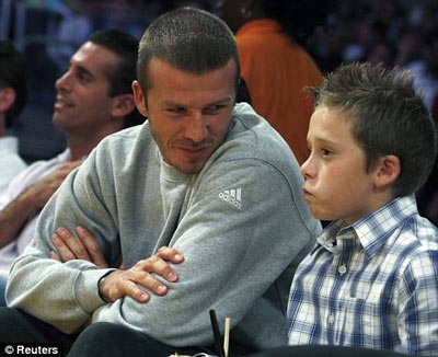 Beckham rủ con đi… ngắm hoạt náo viên - 2 Beckham rủ con đi… ngắm hoạt náo viên - 2