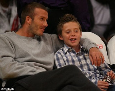 Beckham rủ con đi… ngắm hoạt náo viên - 3 Beckham rủ con đi… ngắm hoạt náo viên - 3