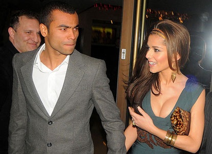 Cheryl Cole khoe vòng một nóng bỏng - 5