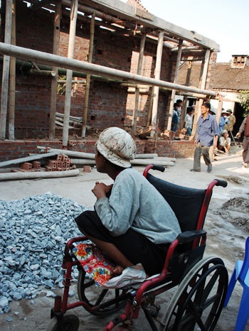 Nhóm Cùng Hành Động trao quà cho nạn nhân dioxin Thái Bình  - 1