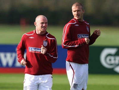 Rooney “dập khuôn” kiểu đầu của Beckham - 1