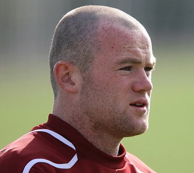 Rooney “dập khuôn” kiểu đầu của Beckham - 2