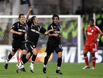 Sức ép Istanbul "bóp nghẹt" Liverpool - 2 Sức ép Istanbul "bóp nghẹt" Liverpool - 2