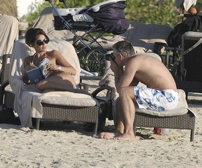 Lineker cùng người đẹp tránh Đông ở Dubai - 4