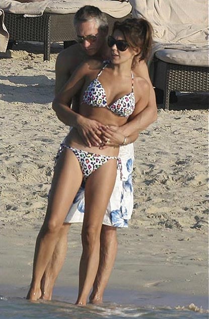 Lineker cùng người đẹp tránh Đông ở Dubai - 1