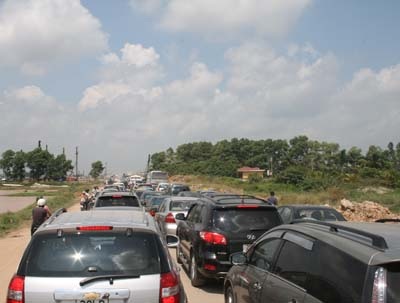 Ô tô “chết cứng” trên đường Láng - Hoà Lạc - 1