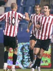 Valencia hồi sinh, Bilbao gây "sốc" tại Riazor - 2