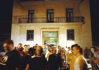 CĐV tức giận với phán quyết của tòa án - 1