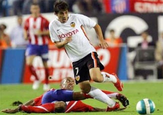 Eto'o tỏa sáng giúp Barca thắng đậm, Valencia vượt khó - 3