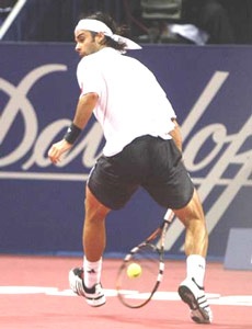 Federer ngất ngây trong men say chiến thắng tại quê hương - 1