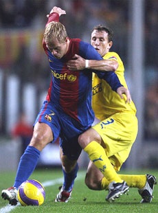 Ronaldinho cùng Barca nhấn chìm “Tàu ngầm vàng”  - 1