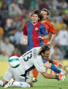 Eto'o tỏa sáng giúp Barca thắng đậm, Valencia vượt khó - 2