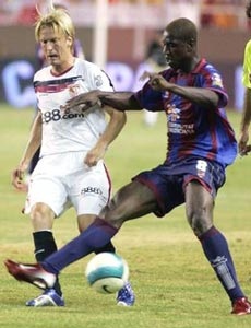 "Hủy diệt" Levante, Sevilla đoạt ngôi nhất bảng - 2