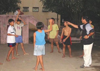 Thầy Mẫn đi dạy đá bóng - 1 Thầy Mẫn đi dạy đá bóng - 1