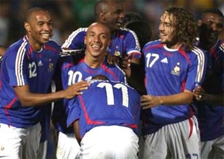 ĐKVĐ thế giới Italia bại trận, Pháp thắng chật vật - 3